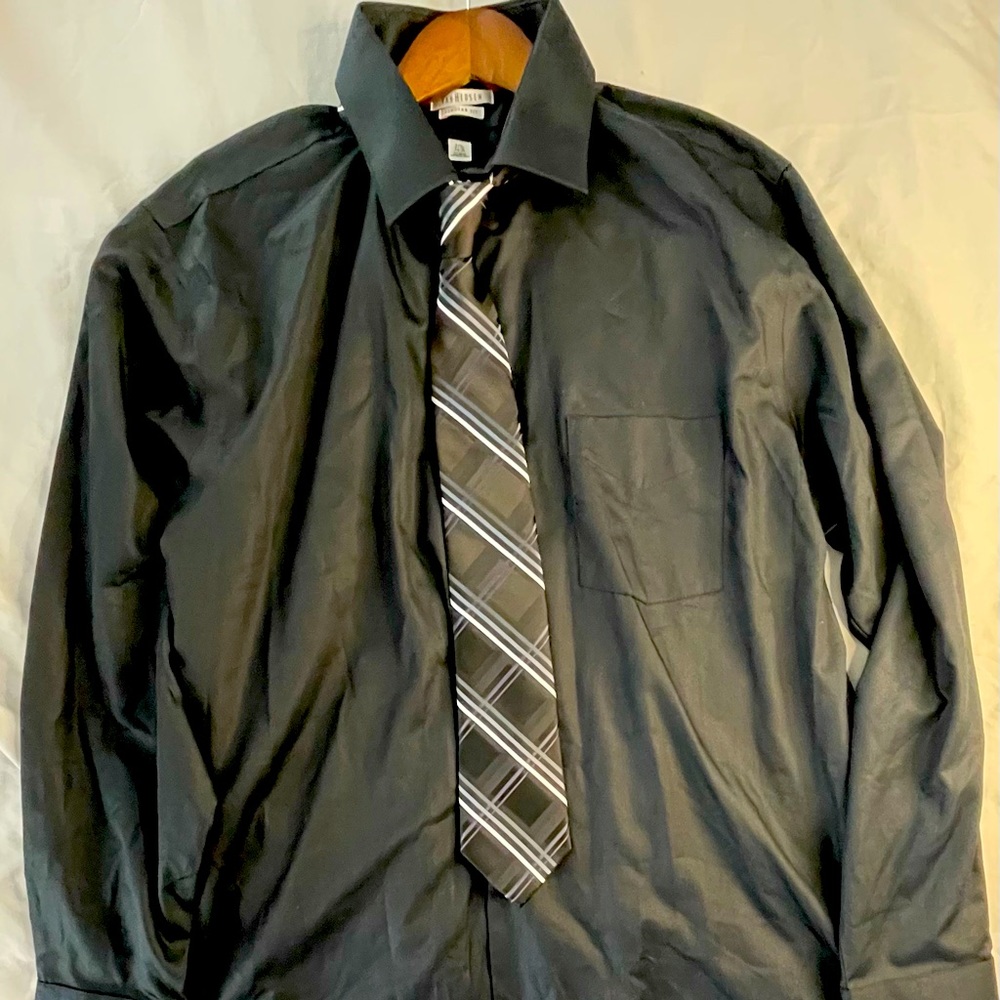 Men’s Van heusen  Black Dress shirt with Tie size 17 1/2 34/35
